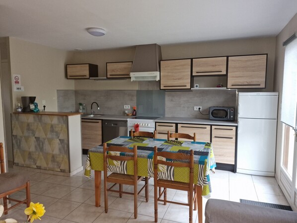 Een koelkast, een magnetron, een oven, een kookplaat