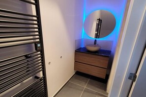 Apartment | Bathroom | Shower