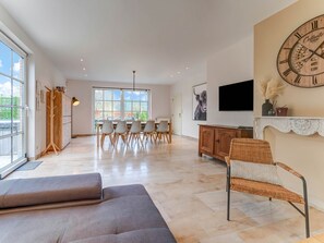 Dining - Luxury Holiday Home With Sauna and Jacuzzi in Heers (Heers)