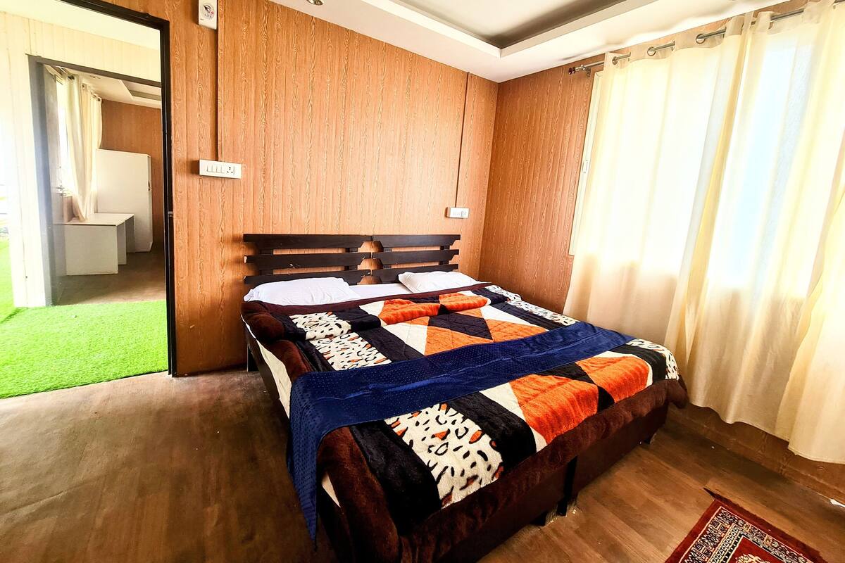 Deluxe Double Room | In-room safe, WiFi (free)