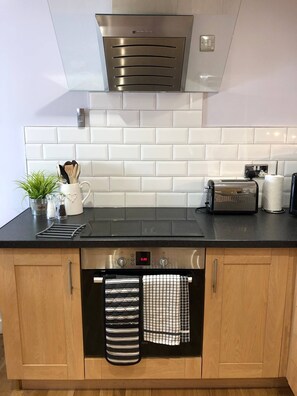 Private kitchen - Domus, Stylish 2 bedroom apartment with 2 bathrooms and free parking (York)