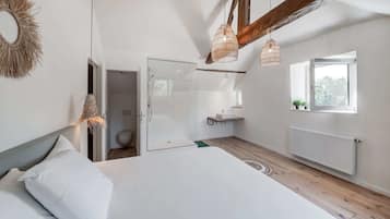 10 bedrooms, iron/ironing board, bed sheets