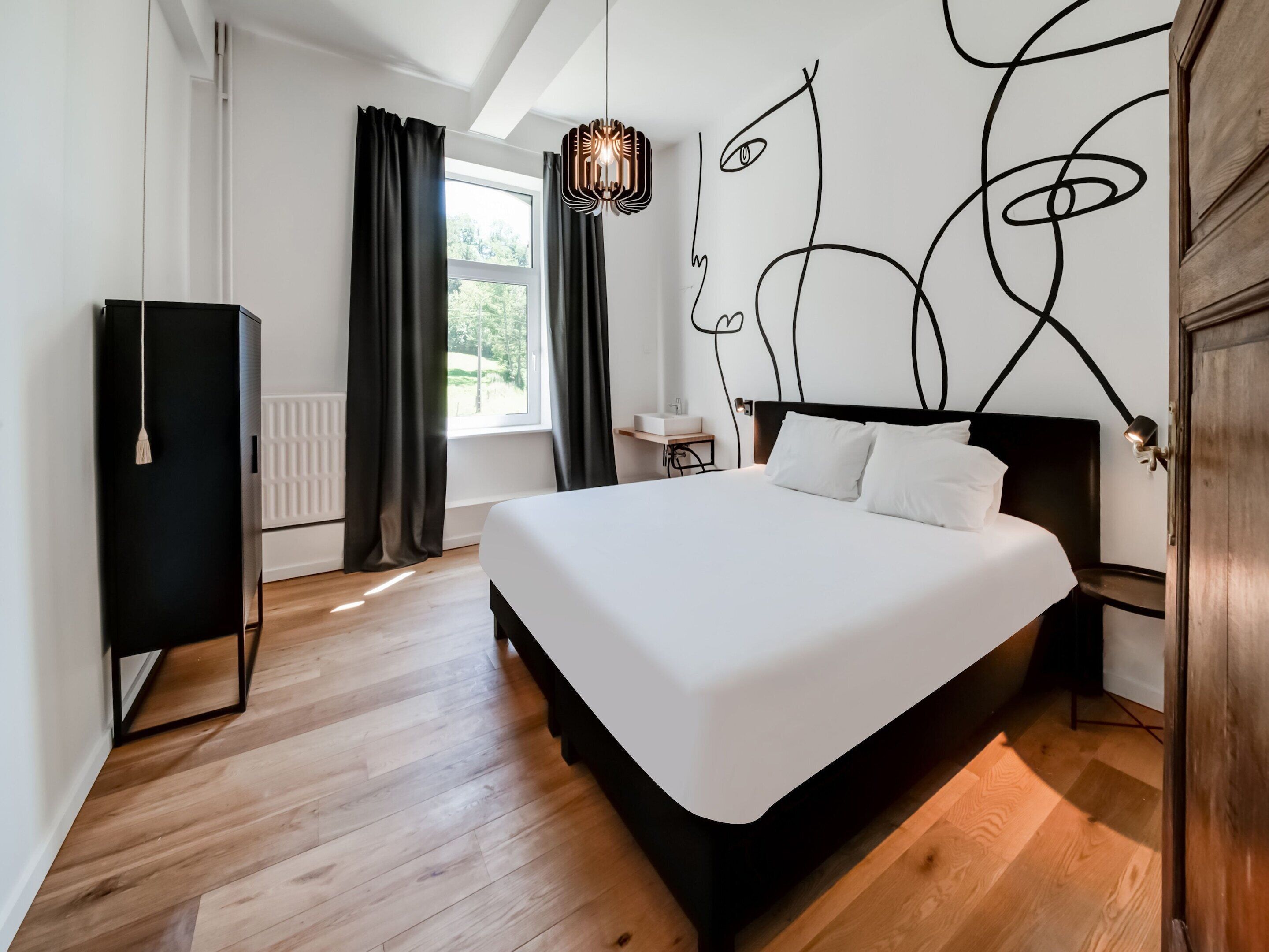 10 bedrooms, iron/ironing board, bed sheets