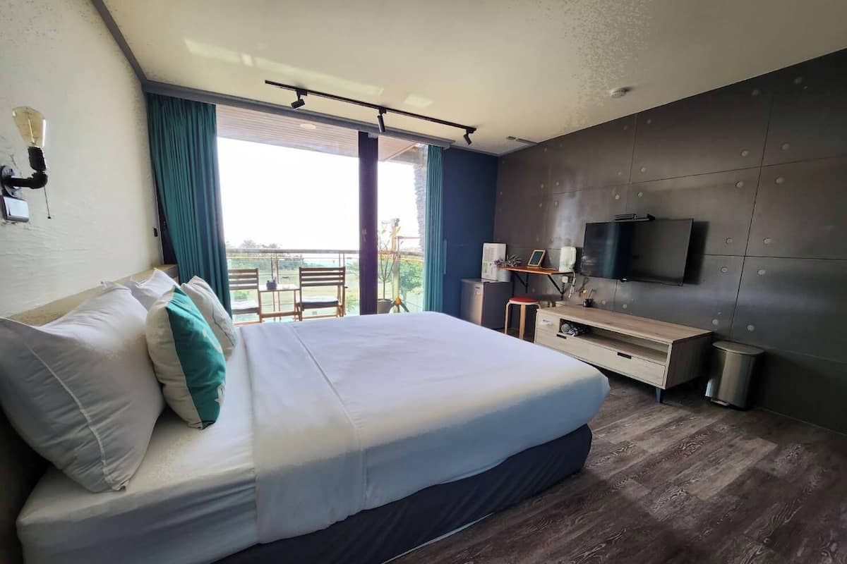 Deluxe tweepersoonskamer, 1 slaapkamer, balkon, uitzicht op baai | Hypoallergeen beddengoed, verduisterende gordijnen, geluiddichte muren