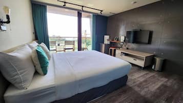 Quarto casal luxo, 1 quarto, sacada, vista para a baía | Roupas de cama antialérgicas, cortinas blackout, quartos à prova de som