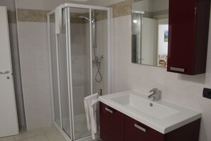 Shower, hair dryer, bidet, towels - APARTMENT LILIA 2 - ground floor CIN IT022229C2XZUKPCQ (Tiarno di Sopra)