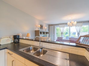 House | Private kitchen | Coffee/tea maker, electric kettle, toaster, high chair - Inviting Holiday Home in Nieuwpoort With Garden (Nieuwpoort)