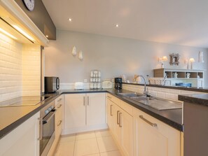 Ferienhaus | Eigene Küche | Wasserkocher mit Kaffee-/Teezubehör, Wasserkocher, Toaster, Hochstuhl