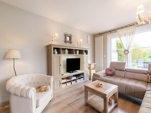 Living room - Inviting Holiday Home in Nieuwpoort With Garden (Nieuwpoort)