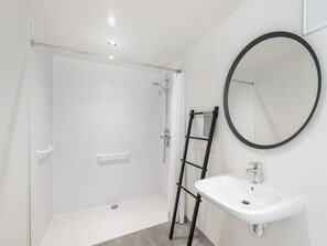 House | Bathroom - Alken Farm Stay With Terrace (Alken)