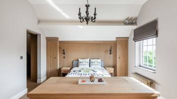 House | 5 bedrooms, individually furnished, iron/ironing board, bed sheets