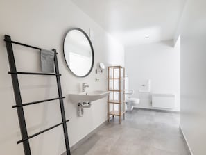 House | Bathroom - Alken Farm Stay With Terrace (Alken)