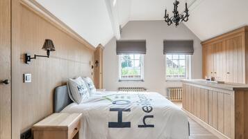 5 bedrooms, individually furnished, iron/ironing board, bed sheets