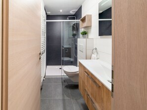 House | Bathroom | Hair dryer - Holiday Home in Waimes With Garden (Waimes)