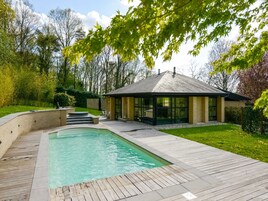 Villa | Piscina | Una piscina cubierta, una piscina al aire libre