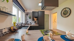 Une cuisine moderne avec un coin repas.