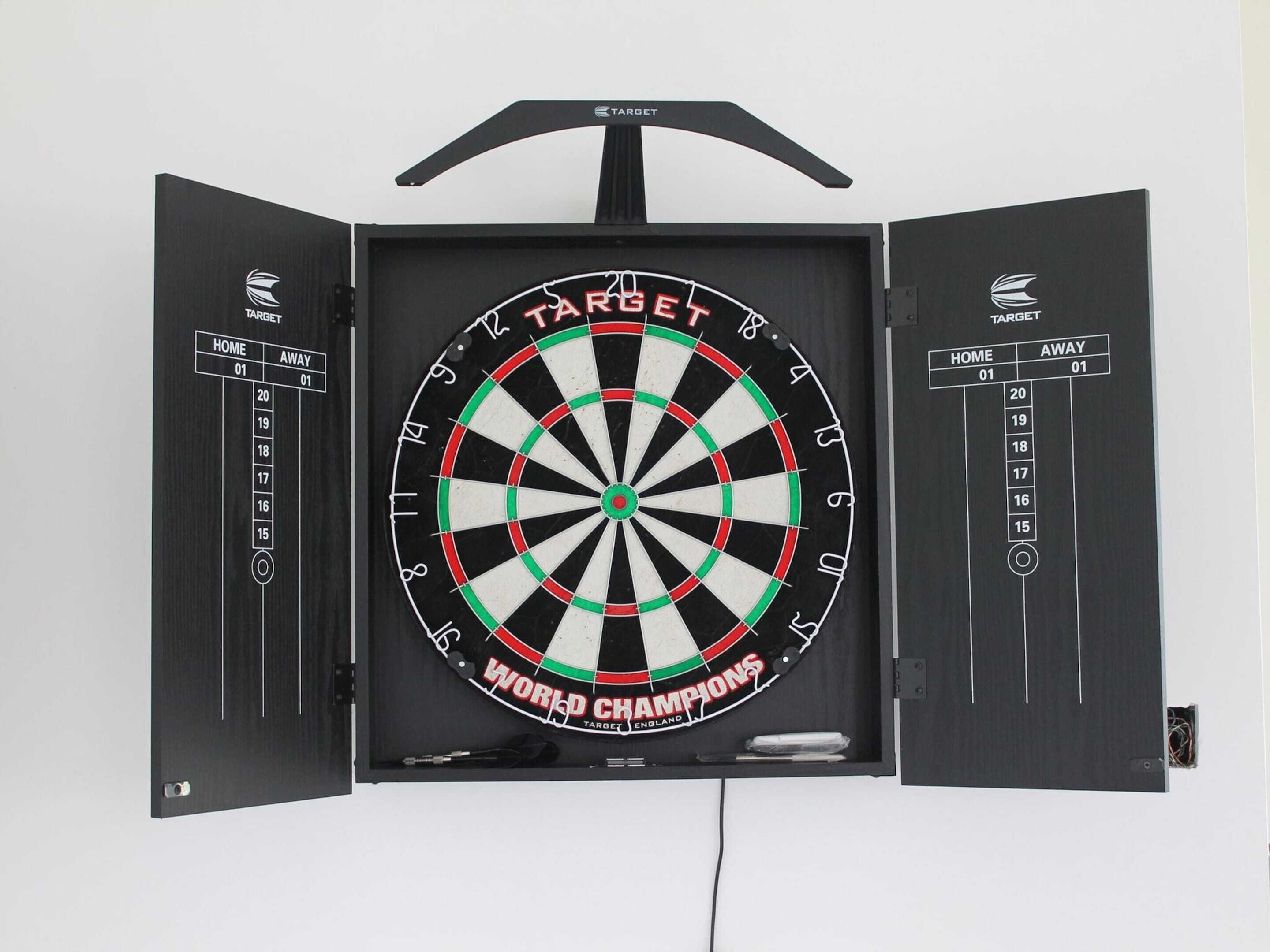 Dartbord aan een muur bevestigd, met een target logo en de tekst 'WORLD CHAMPIONS'.