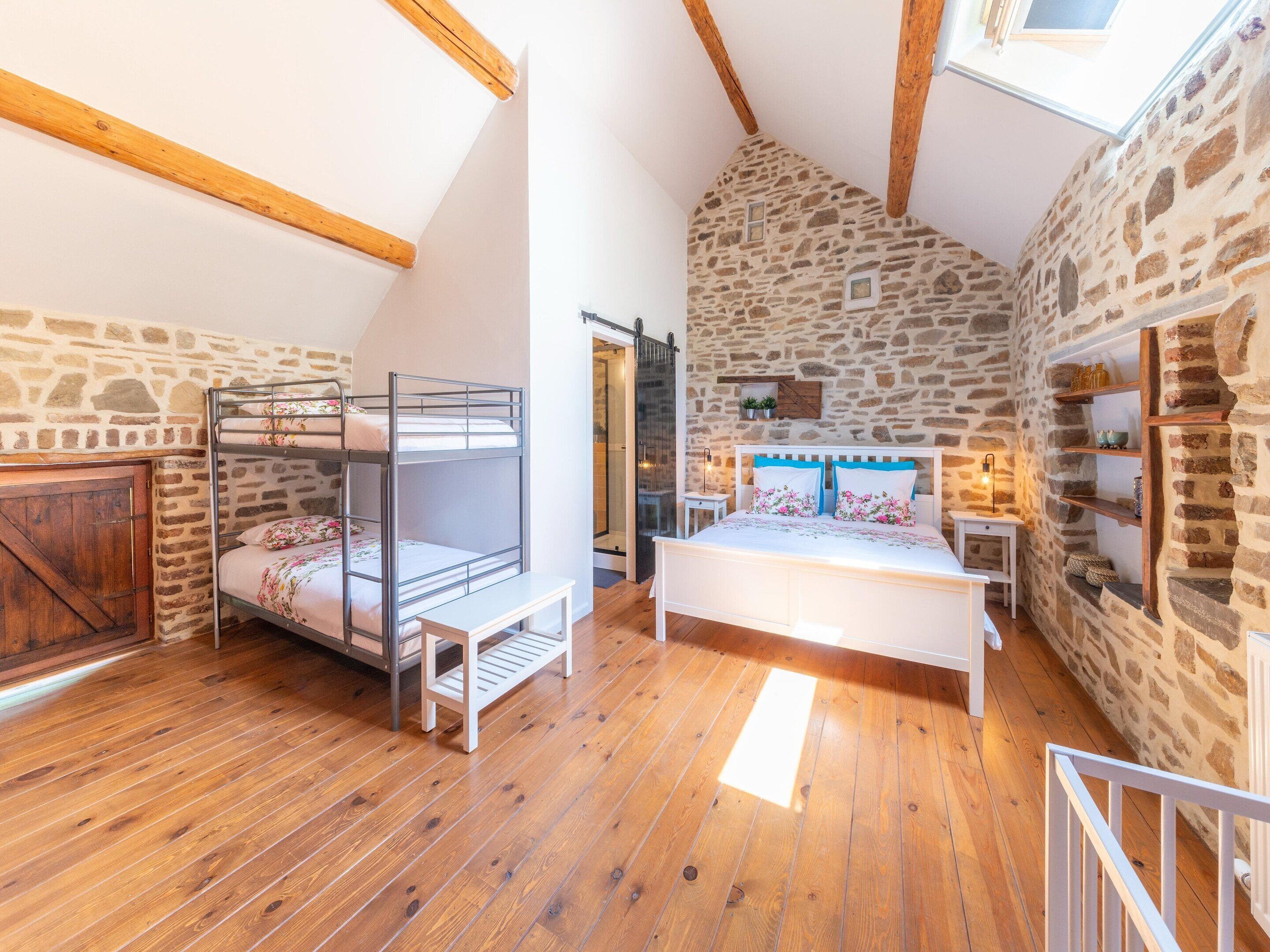 Nhà | 3 phòng ngủ, trang bị nội thất với thiết kế riêng biệt, bộ trải giường 