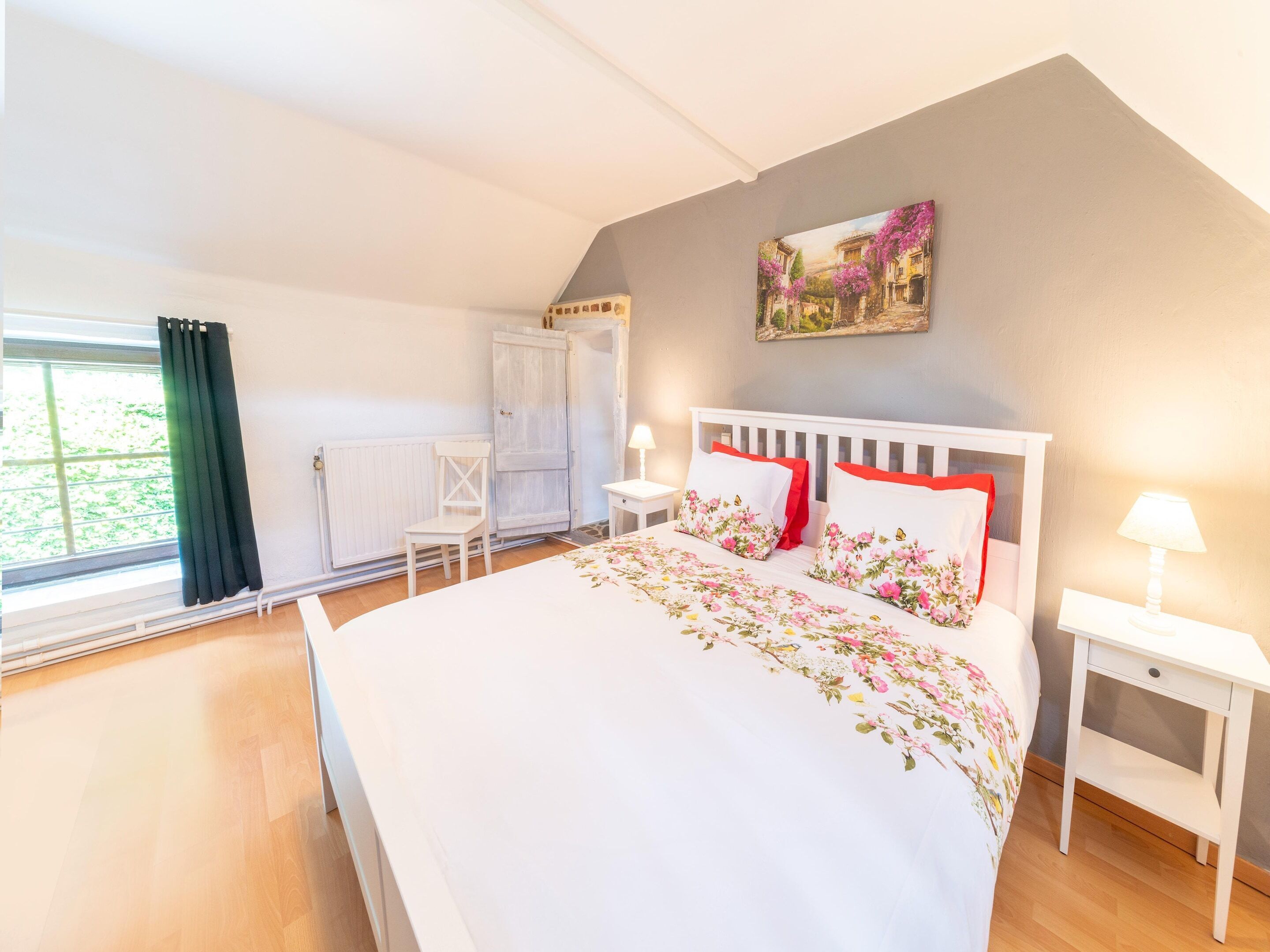 Nhà | 3 phòng ngủ, trang bị nội thất với thiết kế riêng biệt, bộ trải giường 