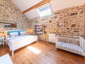 House | 3 bedrooms, individually furnished, bed sheets