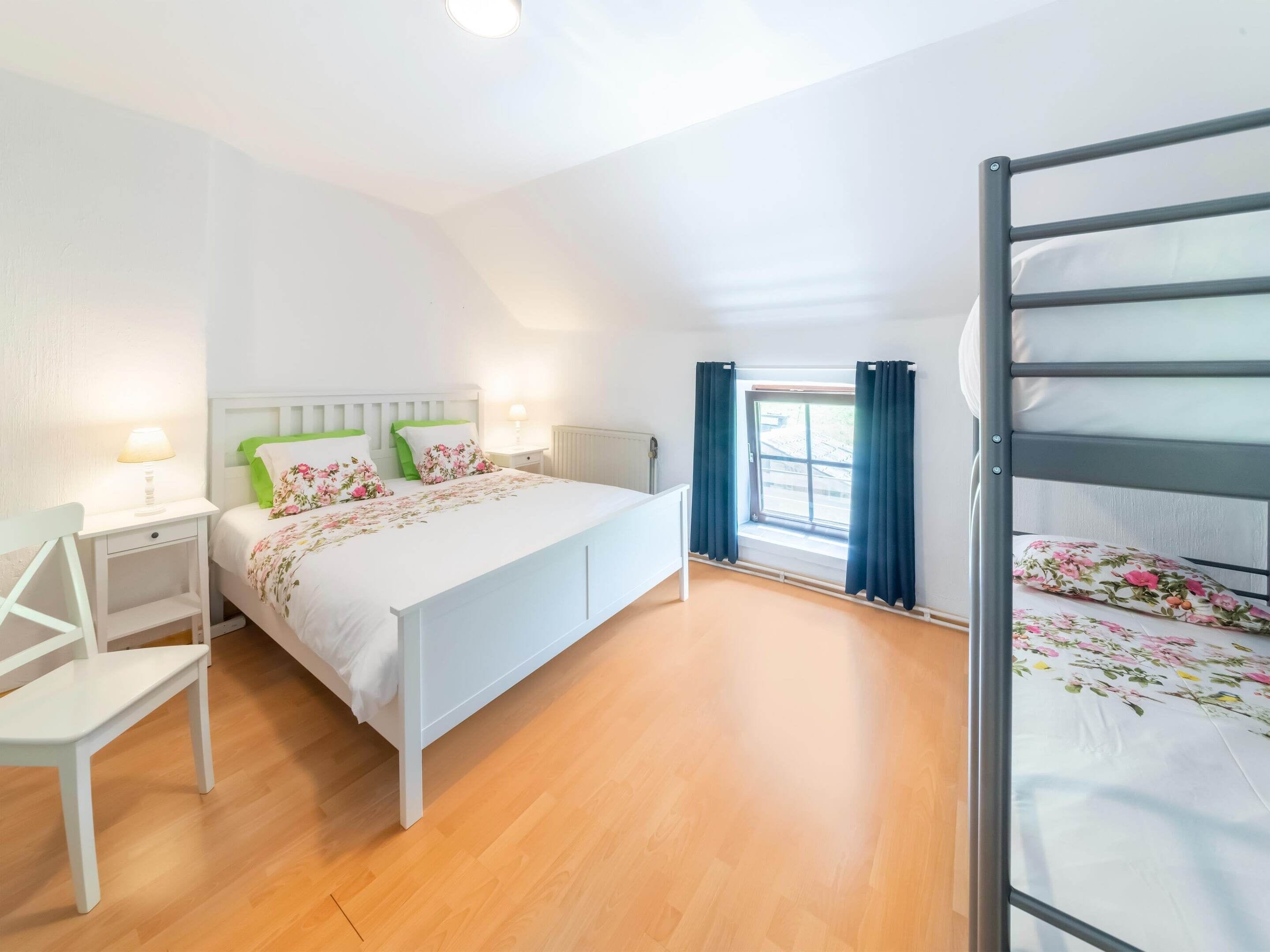 Nhà | 3 phòng ngủ, trang bị nội thất với thiết kế riêng biệt, bộ trải giường 