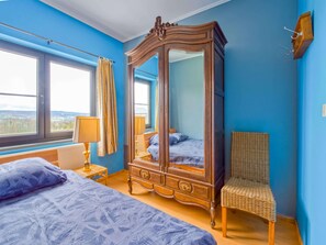 4 chambres, ameublement personnalisé, fer et planche à repasser