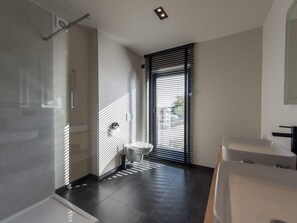 House | Bathroom | Shower - Holiday Home in Vlijtingen With Garden (Riemst)