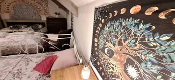5 habitaciones, muebles diferentes y ropa de cama 