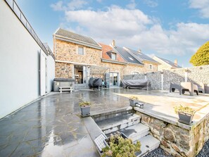 House | Balcony - Cozy Holiday Home in La Reid With a Whirlpool (Theux)