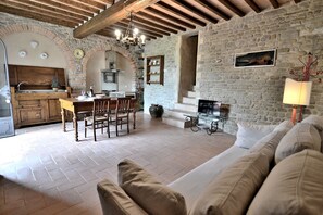 TV - Lovely and quaint apartment in Tuscany villa! (Pilarciano)