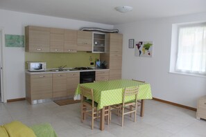 Fridge, microwave, oven, stovetop - Apartment 1 - ground floor CIN IT02229C29HW5GDWD (Tiarno di Sopra)