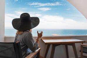 أغطية فراش متميزة وخزنة داخل الغرفة وتجهيزات عازلة للصوت ومكواة/لوح كي