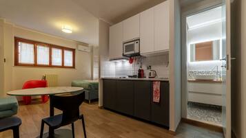 Fridge, microwave, stovetop, dishwasher