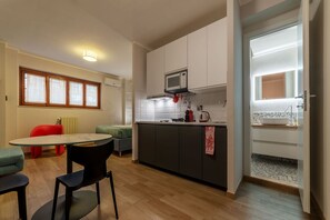 Kühlschrank, Mikrowelle, Herdplatte, Geschirrspüler