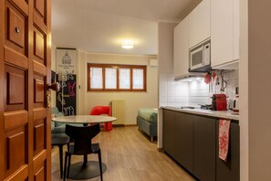Kylskåp, mikrovågsugn, spishäll och diskmaskin