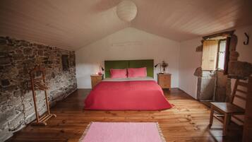 1 habitación, tabla de planchar con plancha y cuna de viaje