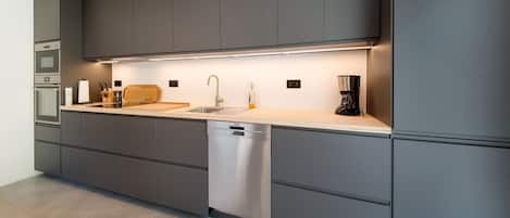 Maison | Cuisine privée | Four à micro-ondes, chaise haute