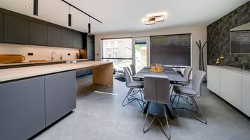 Nhà | Bếp riêng | Lò vi sóng, ghế cao cho trẻ em