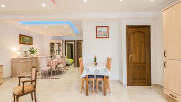 Cottage | Dining