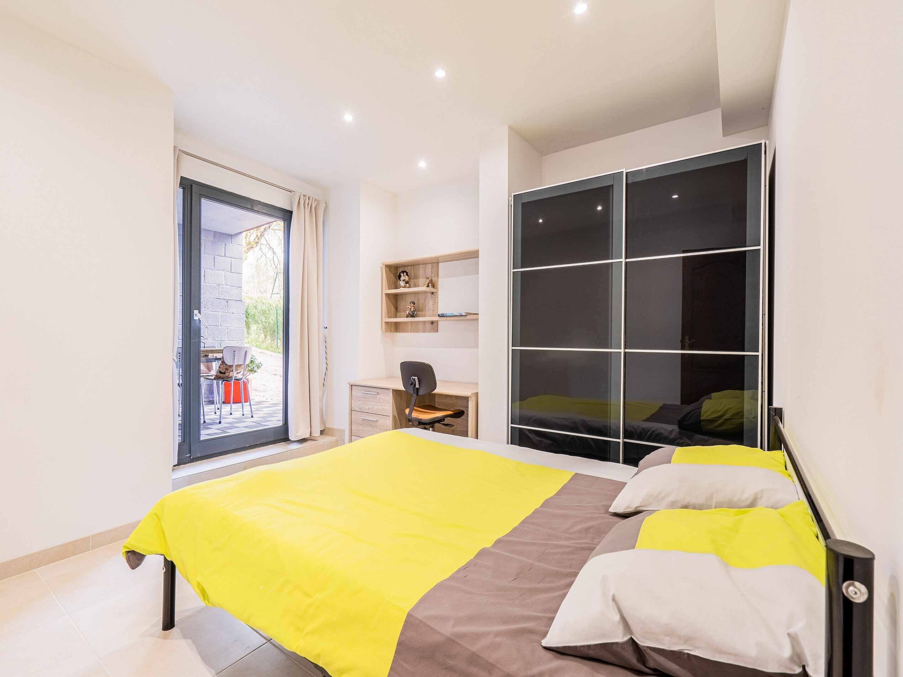 2 bedrooms, bed sheets