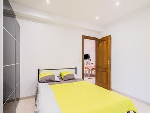 3 bedrooms, bed sheets