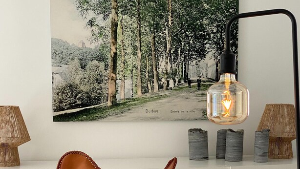 A room with a brown leather chair, a lamp, and a framed picture on the wall. - Apartment in Durbuy Near Adventure Park (Durbuy)