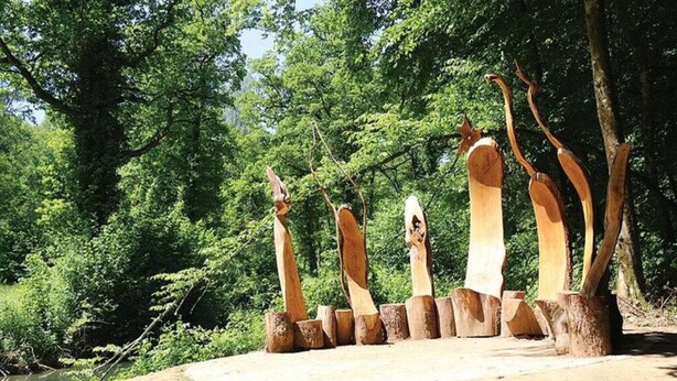 A sculpture installation in a forested area with a dirt path. - Bungalow by Lake Rabais in Virton (Virton)