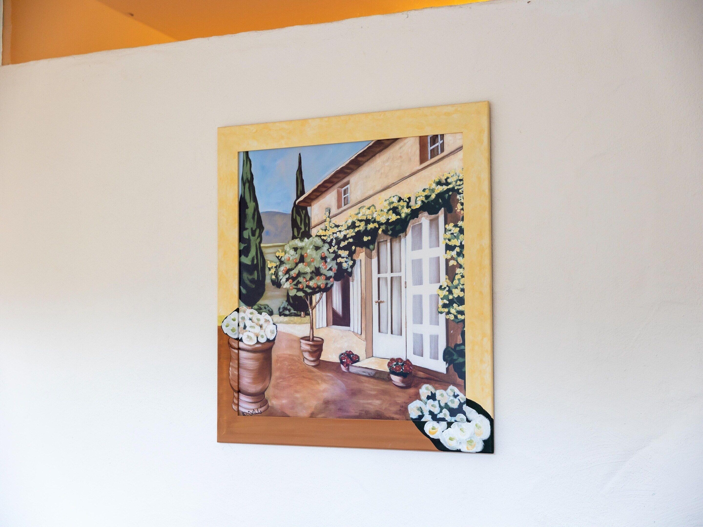 Una pintura de un edificio con puerta y ventanas, un árbol y plantas en macetas.