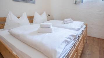 Apartment | 1 bedroom, bed sheets