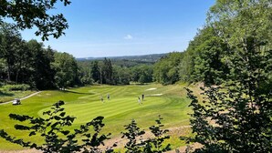 A golf course with a clear view of the fairway, sand traps, and surrounding wooded areas. - Villa in Durbuy With Jacuzzi & Golf Access (Durbuy)