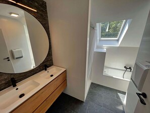 House | Bathroom | Bathtub - Villa in Durbuy With Jacuzzi & Golf Access (Durbuy)