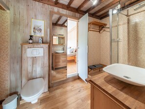 House | Bathroom | Towels - Holiday Home in Bievre With Garden (Bievre)