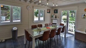 En matplats med ett bord, stolar och utsikt över omgivningen.