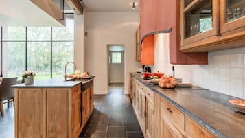 House | Private kitchen | Microwave, oven, dishwasher